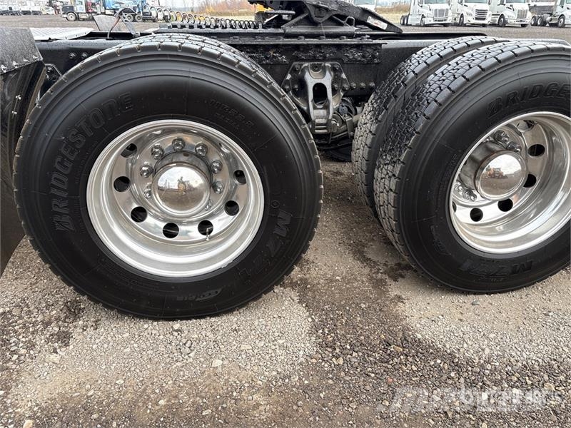 Kenworth W990 6x4 T/A Sleeper Truck Tractor Vilcēji