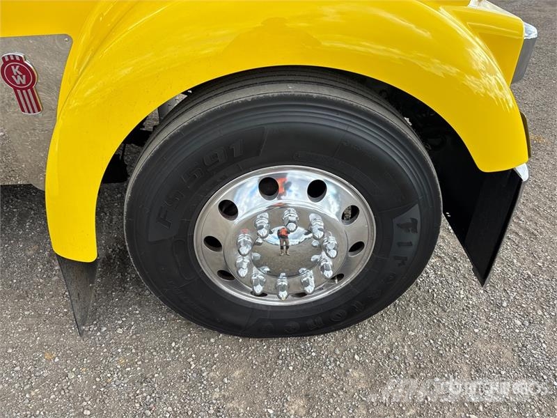 Kenworth W990 6x4 T/A Sleeper Truck Tractor 牵引车