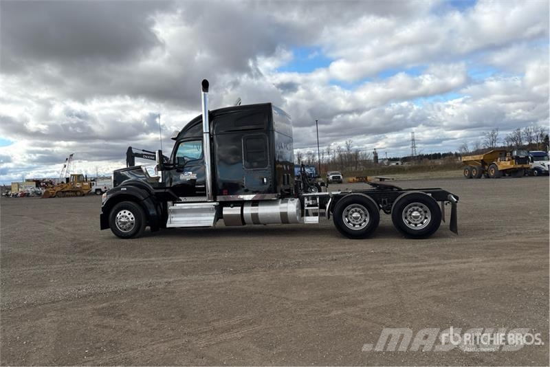 Kenworth W990 6x4 T/A Sleeper Truck Tractor Vlačilci