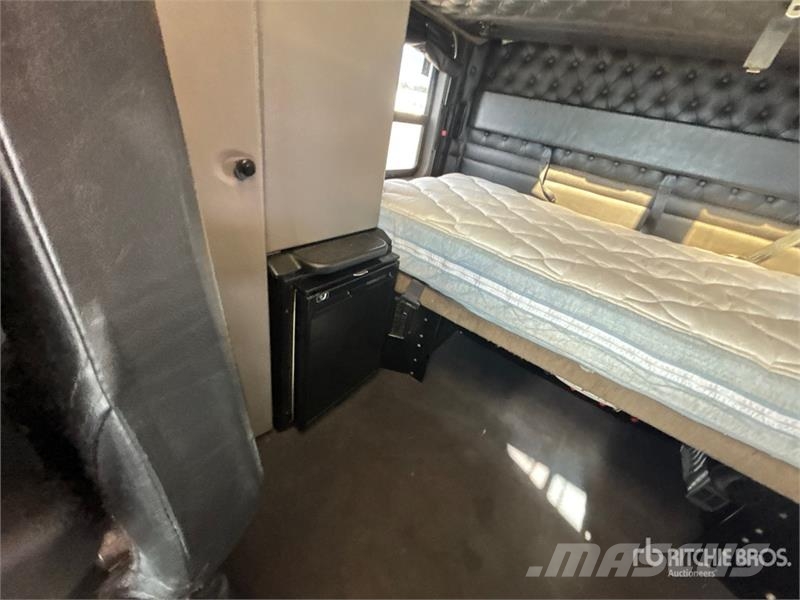 Kenworth W990 6x4 T/A Sleeper Truck Tractor 牵引车