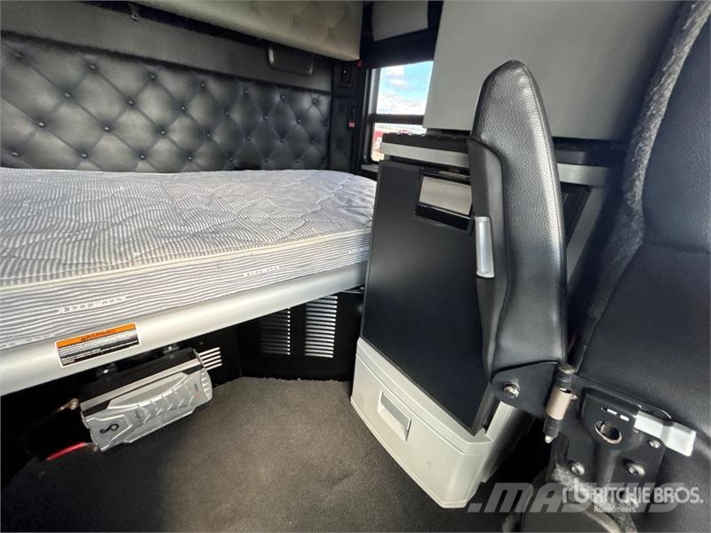 Kenworth W990 6x4 T/A Sleeper Truck Tractor Sadulveokid