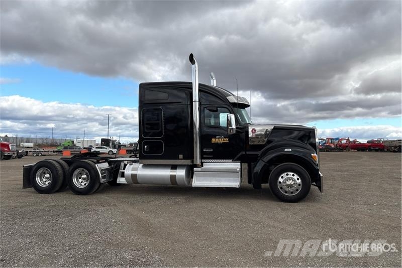 Kenworth W990 6x4 T/A Sleeper Truck Tractor Vlačilci