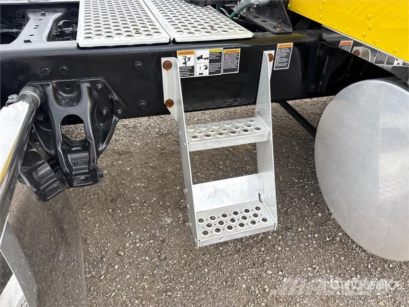 Kenworth W990 6x4 T/A Sleeper Truck Tractor 牵引车