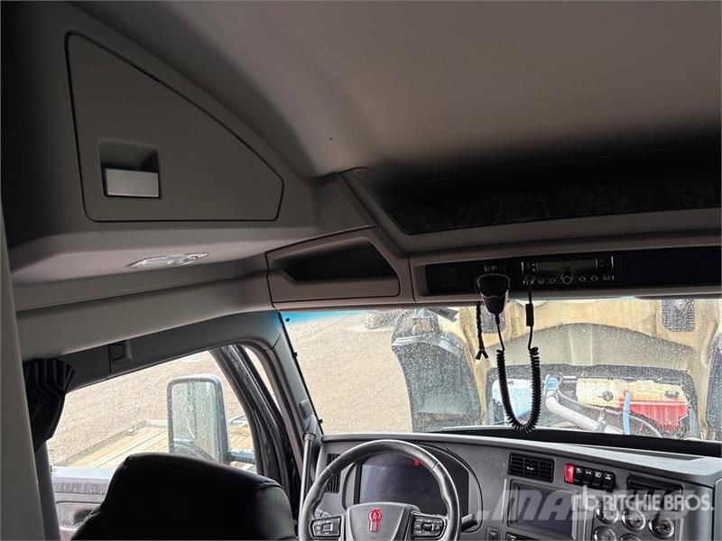 Kenworth W990 6x4 T/A Sleeper Truck Tractor Vilcēji