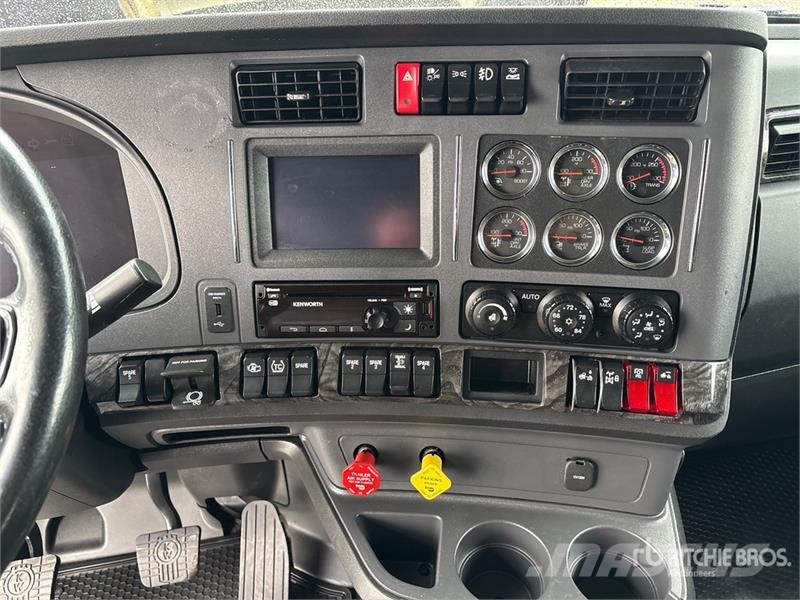 Kenworth W990 6x4 T/A Sleeper Truck Tractor Vilcēji
