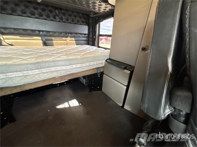 Kenworth W990 6x4 T/A Sleeper Truck Tractor 牵引车