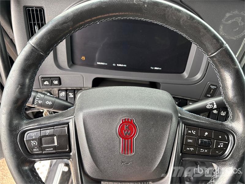 Kenworth W990 6x4 T/A Sleeper Truck Tractor Vilcēji