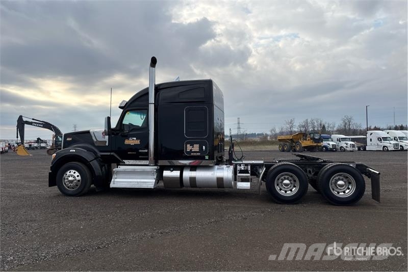 Kenworth W990 6x4 T/A Sleeper Truck Tractor Vilcēji