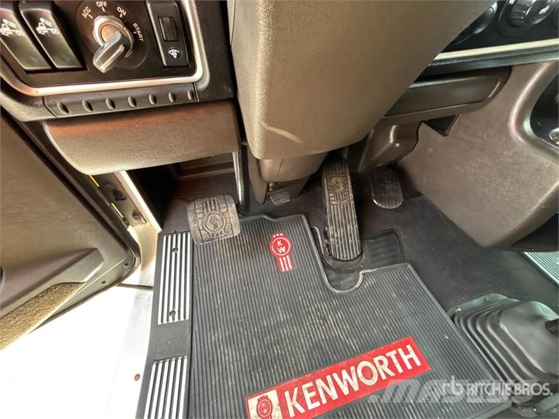 Kenworth W990 6x4 T/A Sleeper Truck Tractor 牵引车