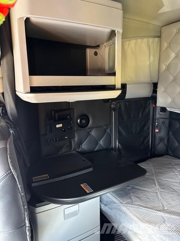 Kenworth W990 6x4 T/A Sleeper Truck Tractor Traktorske jedinice