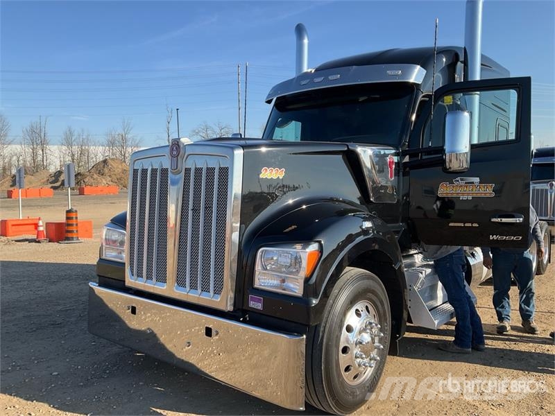 Kenworth W990 6x4 T/A Sleeper Truck Tractor Vilcēji
