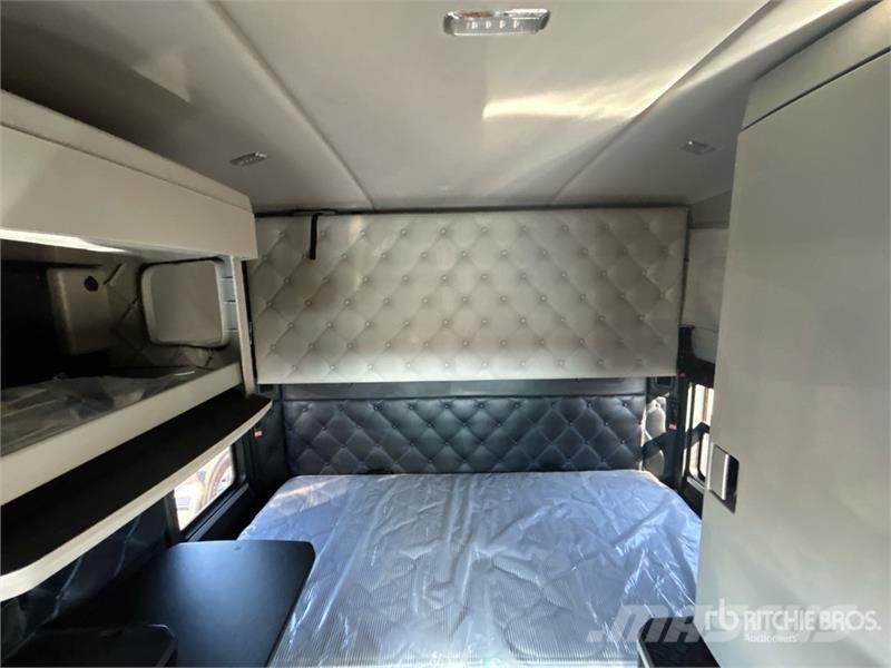 Kenworth W990 6x4 T/A Sleeper Truck Tractor Cabezas tractoras