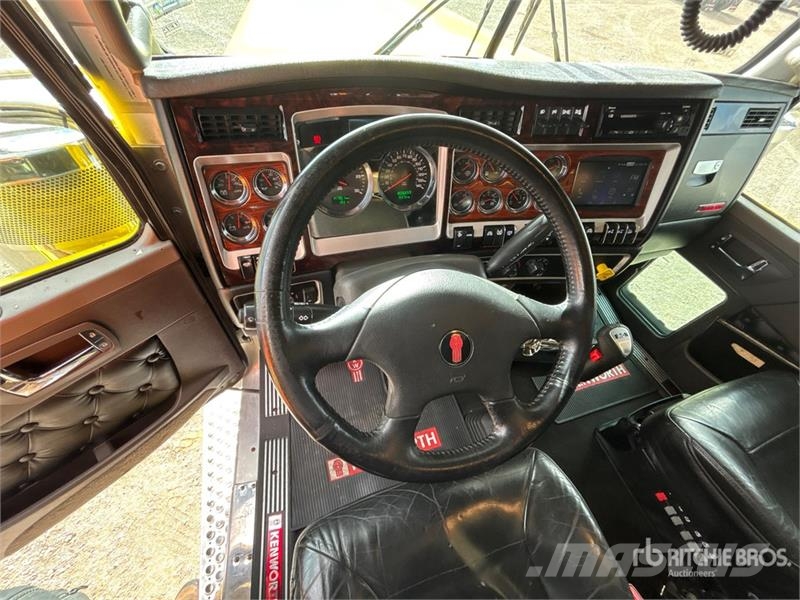 Kenworth W990 6x4 T/A Sleeper Truck Tractor 牵引车
