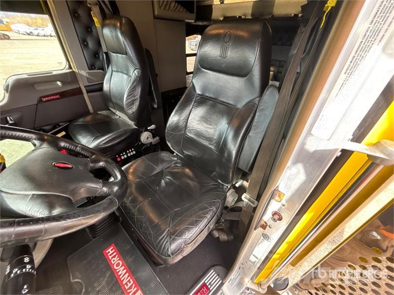 Kenworth W990 6x4 T/A Sleeper Truck Tractor 牵引车