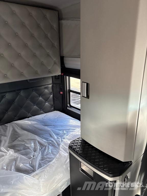 Kenworth W990 6x4 W990 T/A Sleeper Truck Tractor Trekkers
