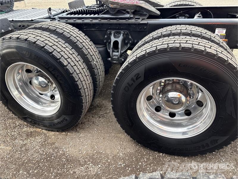 Kenworth W990 6x4 W990 T/A Sleeper Truck Tractor Trekkers