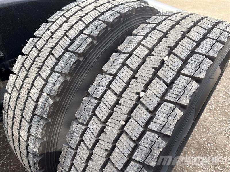 Kenworth W990 6x4 W990 T/A Sleeper Truck Tractor Trekkers