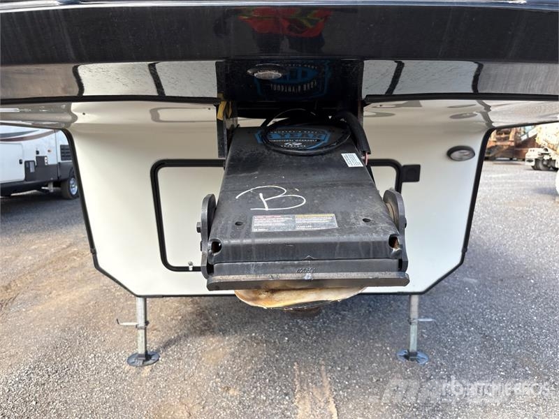 Keystone RV Montana 331RL 38 ft T/A Travel Trailer Otros remolques