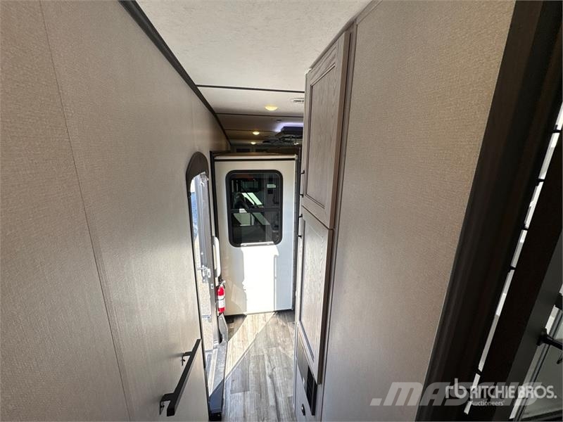 Keystone RV Montana 331RL 38 ft T/A Travel Trailer Otros remolques