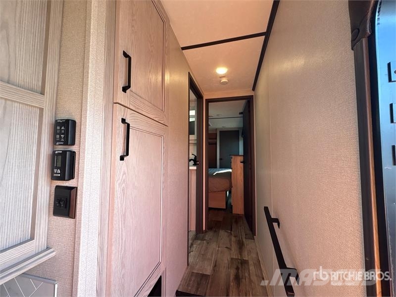 Keystone RV Montana 331RL 38 ft T/A Travel Trailer Otros remolques