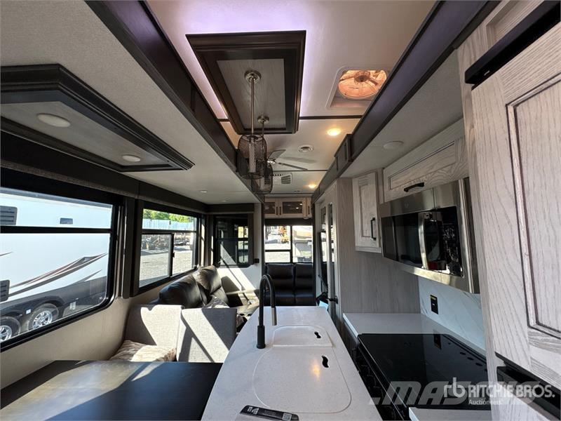 Keystone RV Montana 331RL 38 ft T/A Travel Trailer Otros remolques