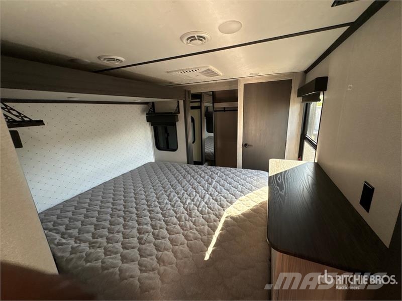 Keystone RV Montana 331RL 38 ft T/A Travel Trailer Otros remolques