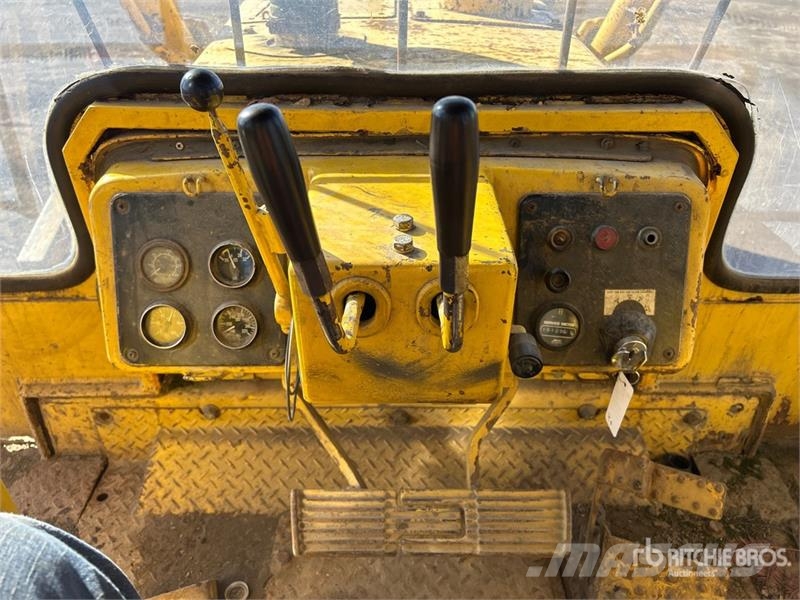Komatsu D68E-1 ブルドーザー