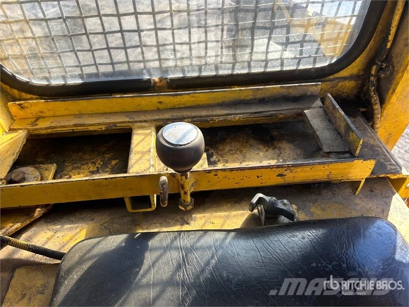 Komatsu D68E-1 ブルドーザー