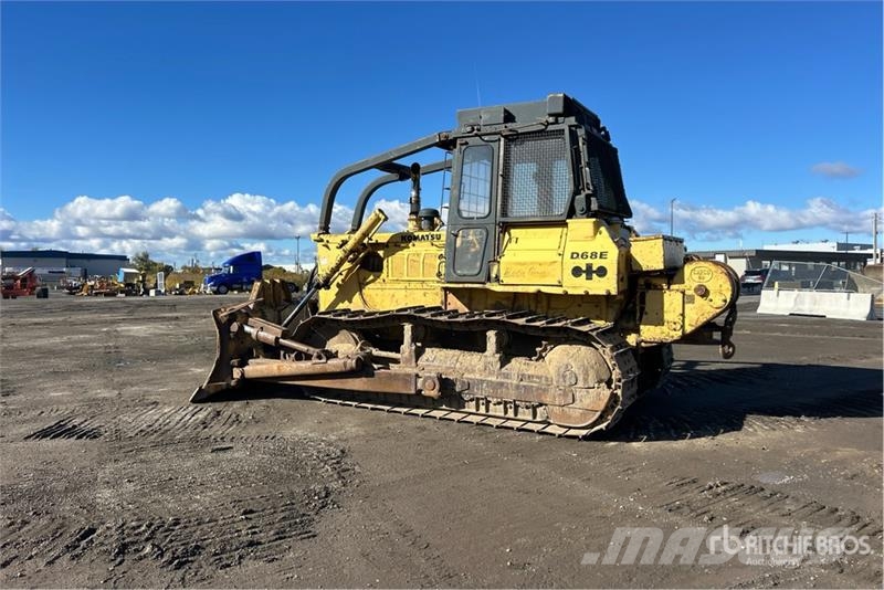Komatsu D68E-1 ブルドーザー