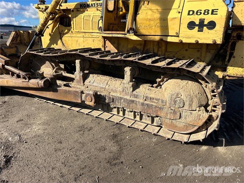 Komatsu D68E-1 ブルドーザー