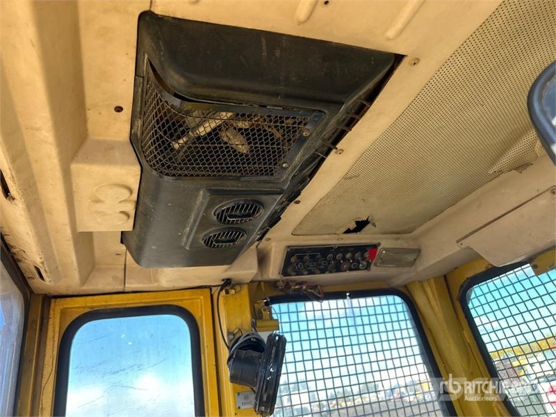Komatsu D68E-1 ブルドーザー