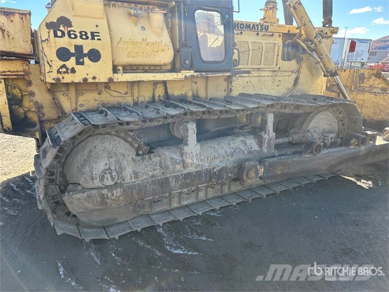 Komatsu D68E-1 ブルドーザー