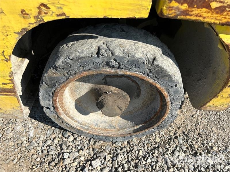 Komatsu FG25ST-12 4660 lb Cushion Tire Forklift Muut haarukkatrukit