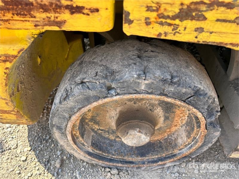 Komatsu FG25ST-12 4660 lb Cushion Tire Forklift Muut haarukkatrukit