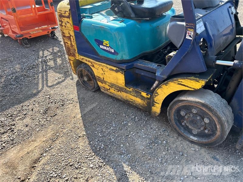 Komatsu FG25ST-12 4660 lb Cushion Tire Forklift Muut haarukkatrukit