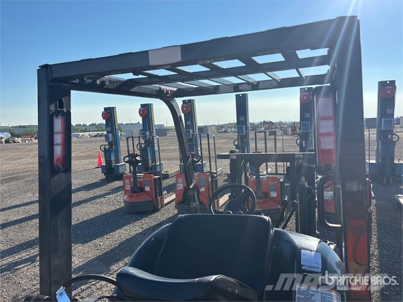 Komatsu FG25ST-16 5000 lb Cushion Tire Forklift Muut haarukkatrukit