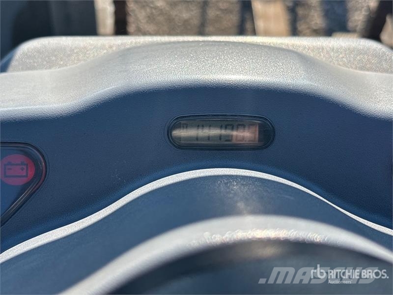 Komatsu FG25ST-16 5000 lb Cushion Tire Forklift Muut haarukkatrukit