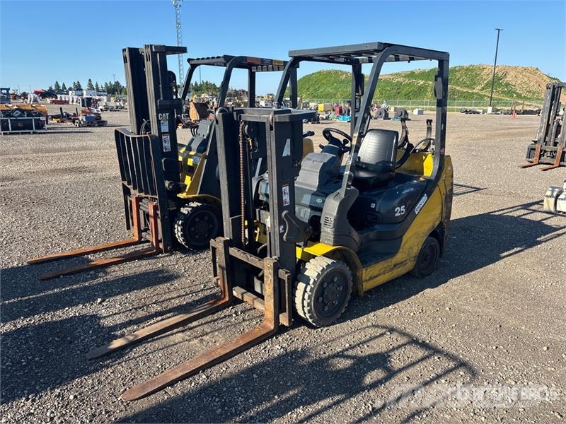Komatsu FG25ST-16 5000 lb Cushion Tire Forklift Muut haarukkatrukit