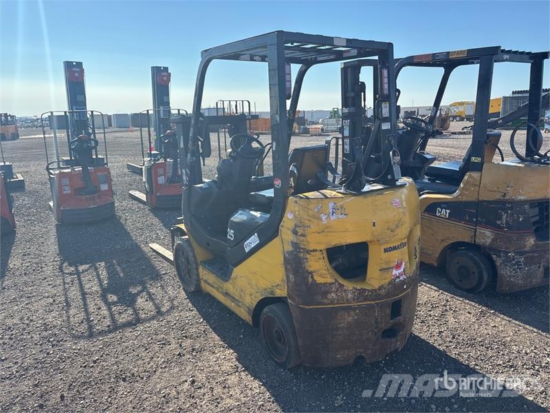 Komatsu FG25ST-16 5000 lb Cushion Tire Forklift Muut haarukkatrukit