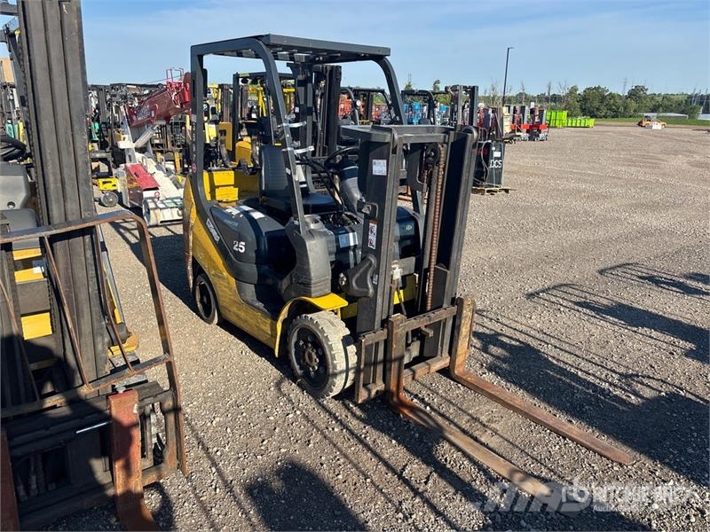 Komatsu FG25ST-16 5000 lb Cushion Tire Forklift Muut haarukkatrukit
