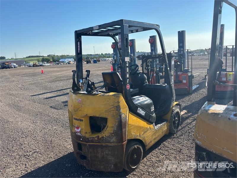 Komatsu FG25ST-16 5000 lb Cushion Tire Forklift Muut haarukkatrukit