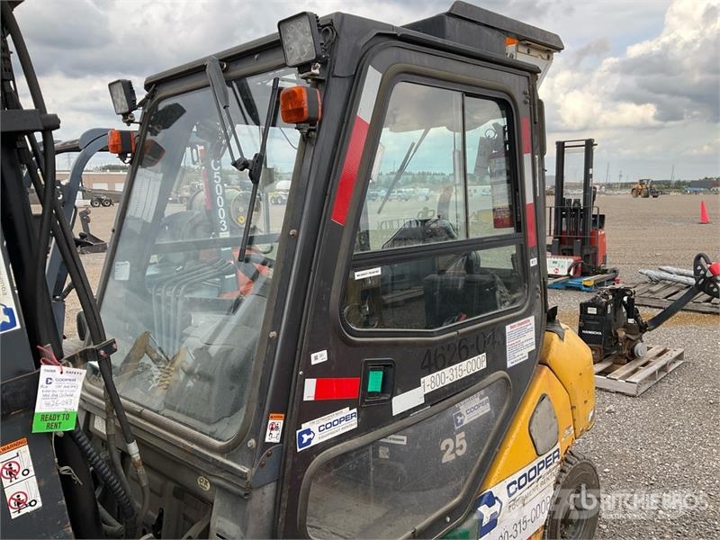 Komatsu FG25T-16 4650 lb Pneumatic Tire Forklift Muut haarukkatrukit