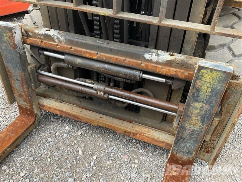 Komatsu FG25T-16 4650 lb Pneumatic Tire Forklift Muut haarukkatrukit