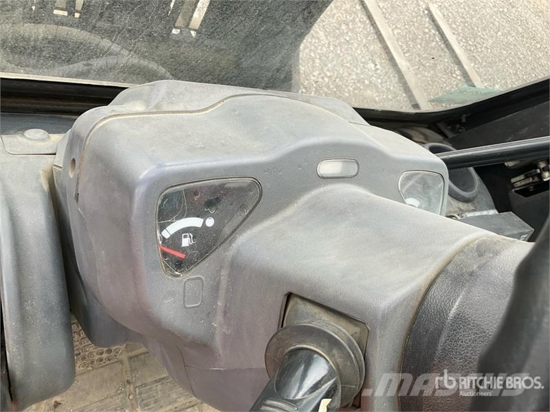 Komatsu FG25T-16 4650 lb Pneumatic Tire Forklift Muut haarukkatrukit
