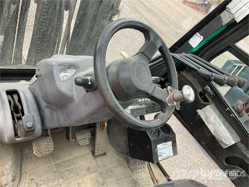 Komatsu FG25T-16 4650 lb Pneumatic Tire Forklift Muut haarukkatrukit