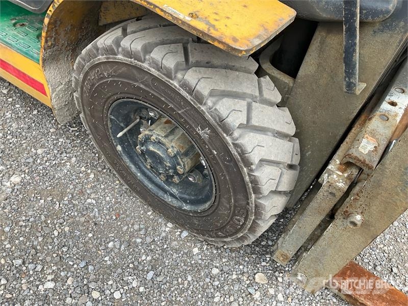Komatsu FG25T-16 4650 lb Pneumatic Tire Forklift Muut haarukkatrukit