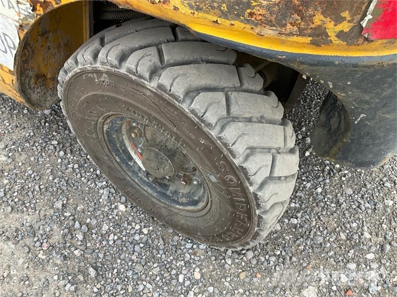 Komatsu FG25T-16 4650 lb Pneumatic Tire Forklift Muut haarukkatrukit