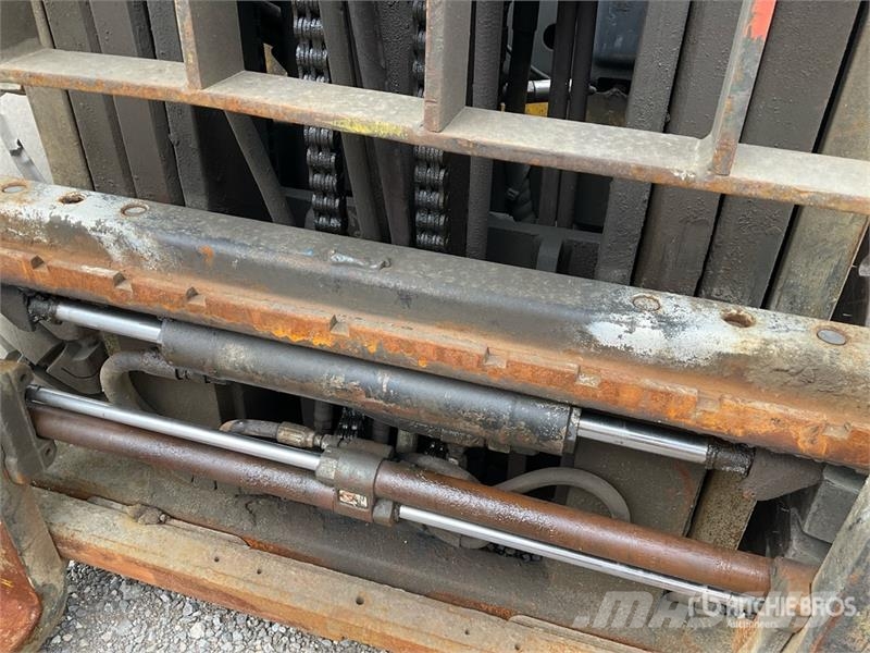 Komatsu FG25T-16 4650 lb Pneumatic Tire Forklift Muut haarukkatrukit