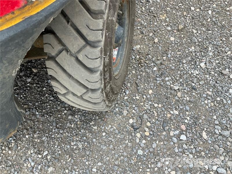 Komatsu FG25T-16 4650 lb Pneumatic Tire Forklift Muut haarukkatrukit