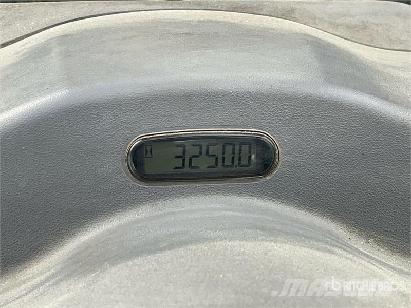 Komatsu FG25T-16 4650 lb Pneumatic Tire Forklift Muut haarukkatrukit